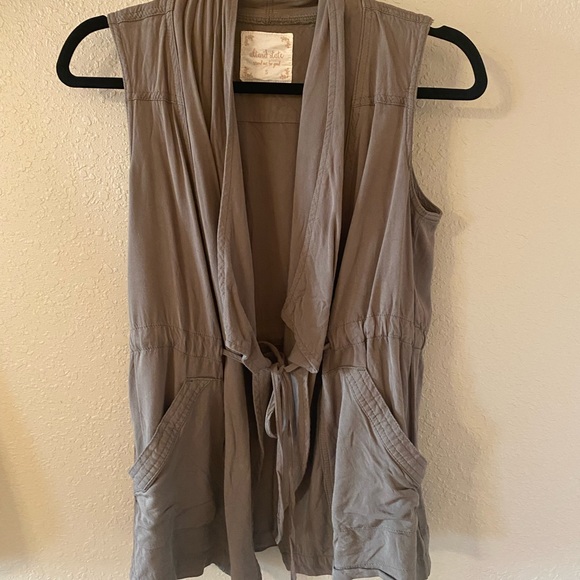 Altar’d State Olive Green Lightweight Vest - Picture 3 of 5